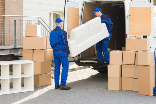 Local moving van service in London for home relocations